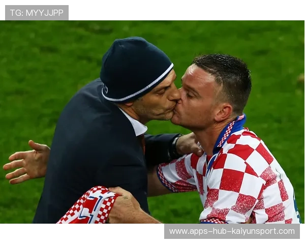 小球迷暖心一幕：帕布罗亲吻徽章成塞尔塔佳话