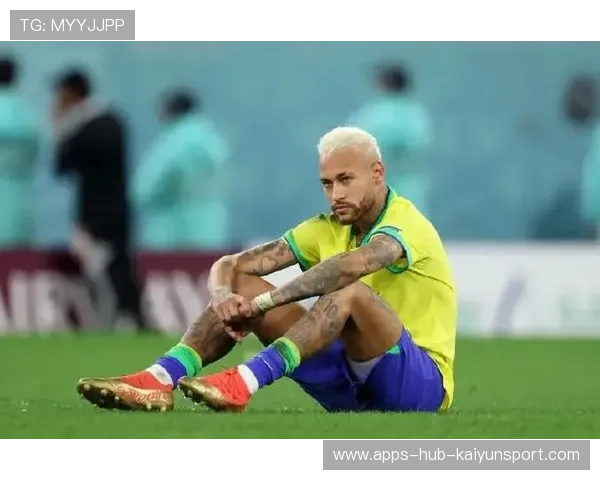 内马尔被媒体捕捉到训练场忘情舞动的片段，轻松有趣