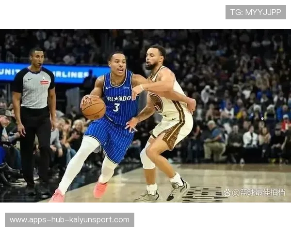 勇士克莱定点开火，底角三分连中